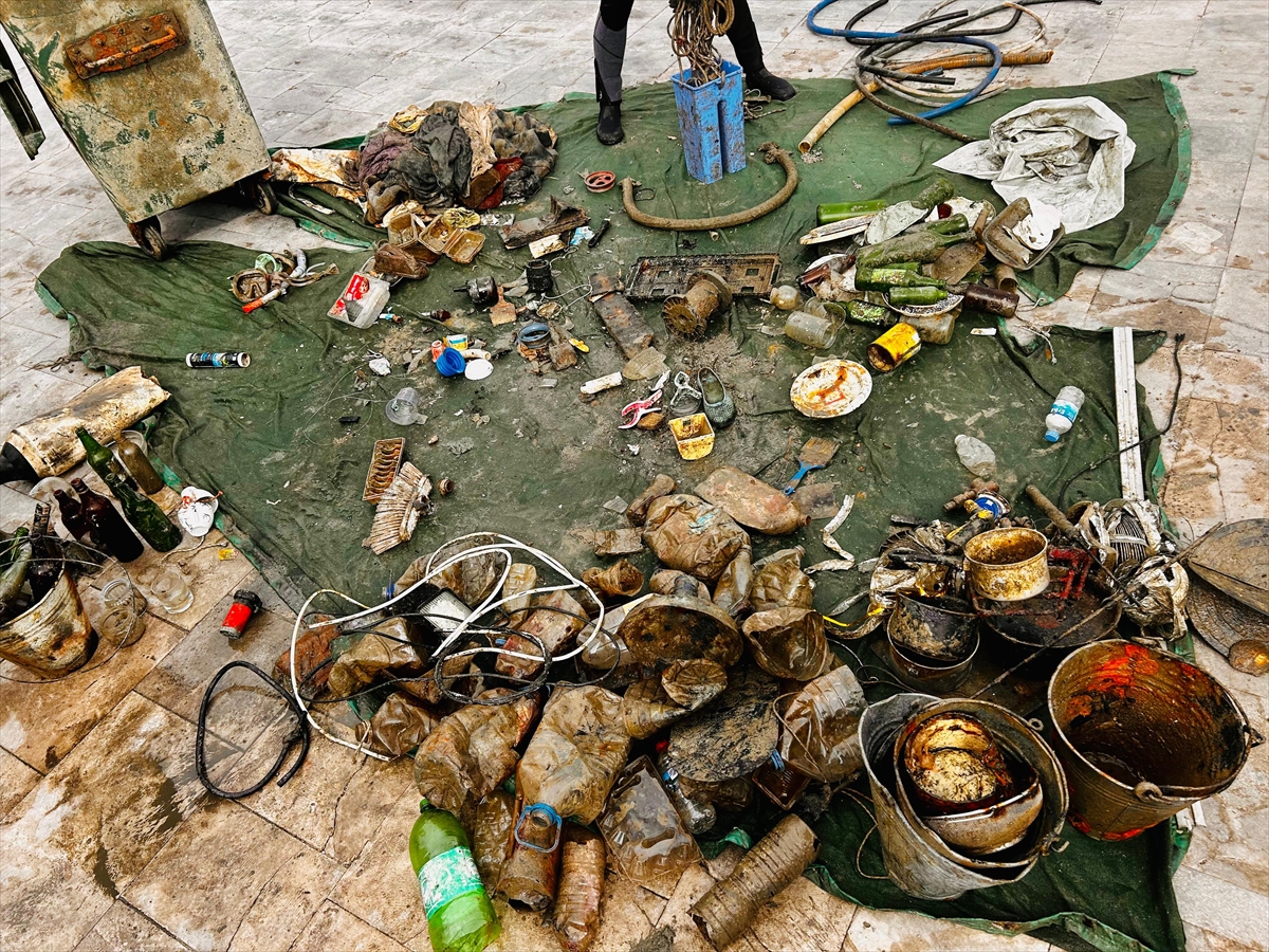 Fethiye'de deniz dibinden çöp konteyneri çıkarıldı