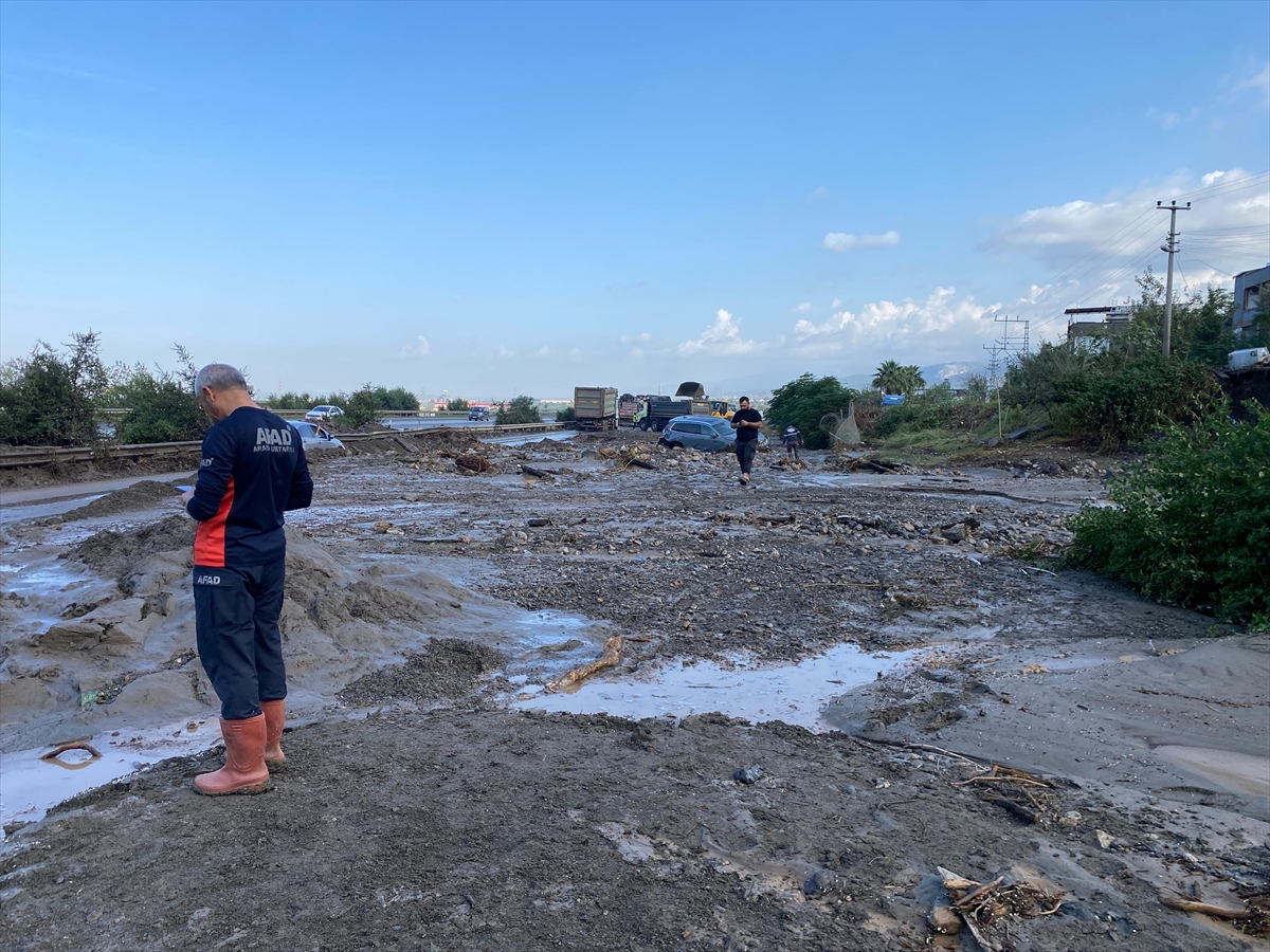 Hatay'da sağanaktan olumsuz etkilenen mahallelerde hasar tespit çalışması yapılıyor