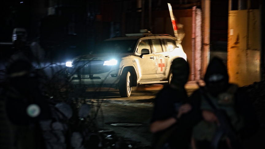 Kassam Tugayları, Gazze'deki 1 İsrailli esirin cesedini daha Kızılhaç'a teslim etti