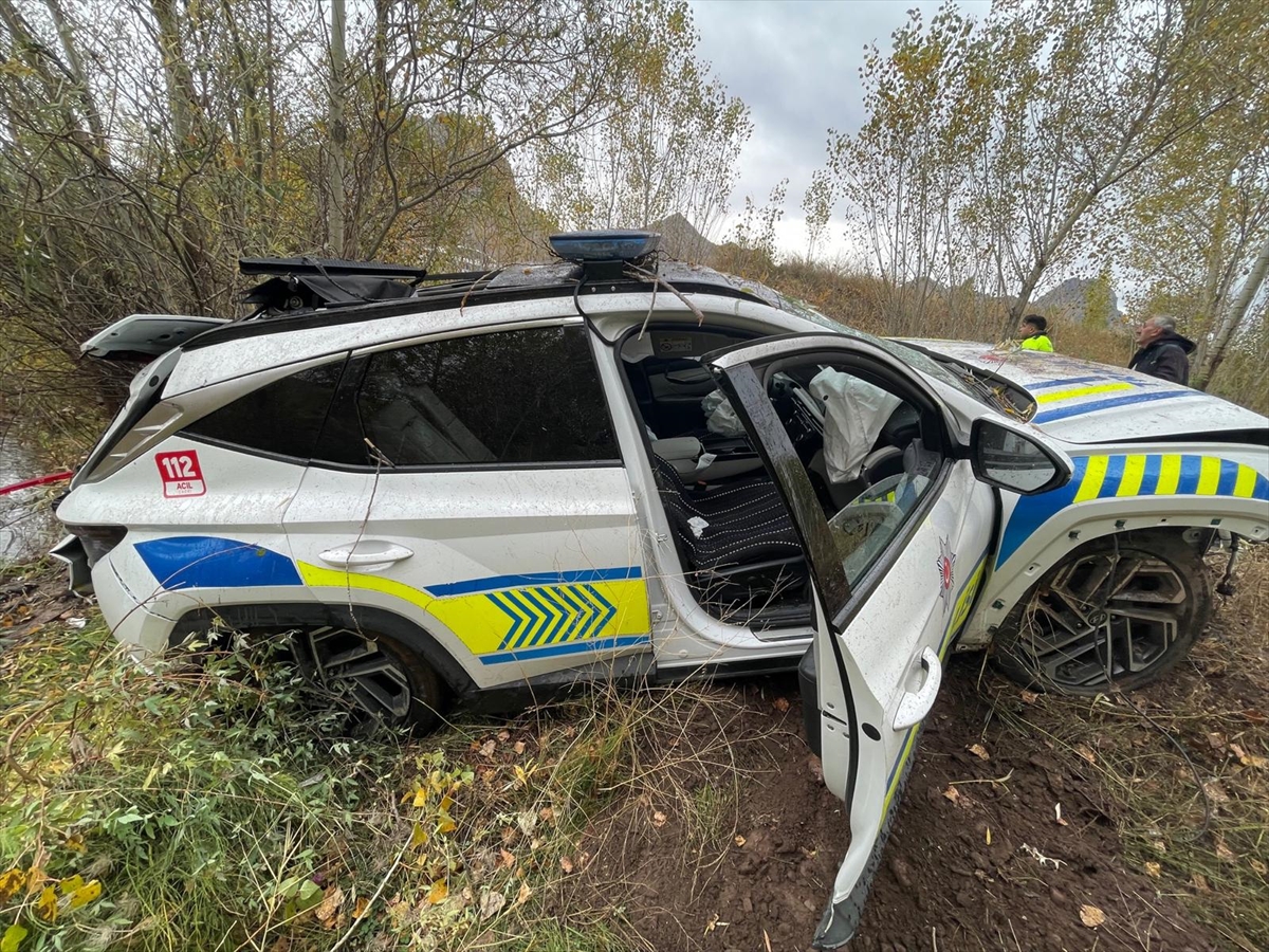 Erzincan’da takla atan ekip aracındaki 3 polis memuru yaralandı