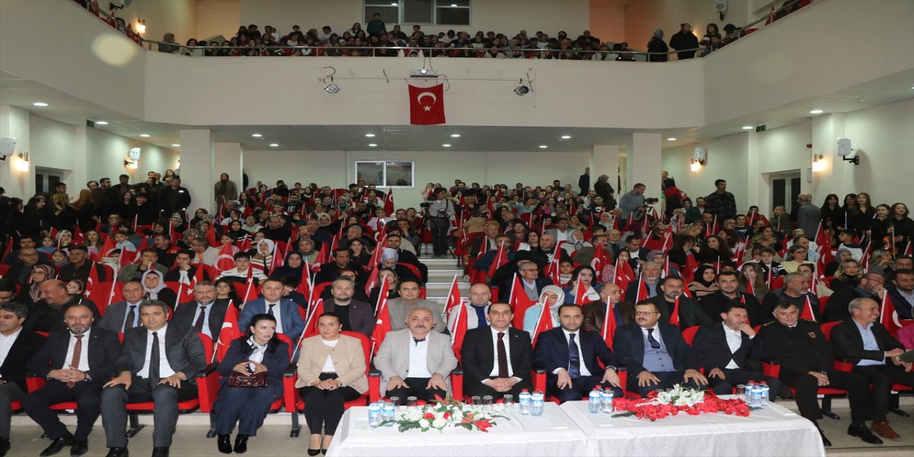 Çankırı’da Yücel Arzen ve lise öğrencileri “Kim Var” sanat etkinliğinde sahne aldı