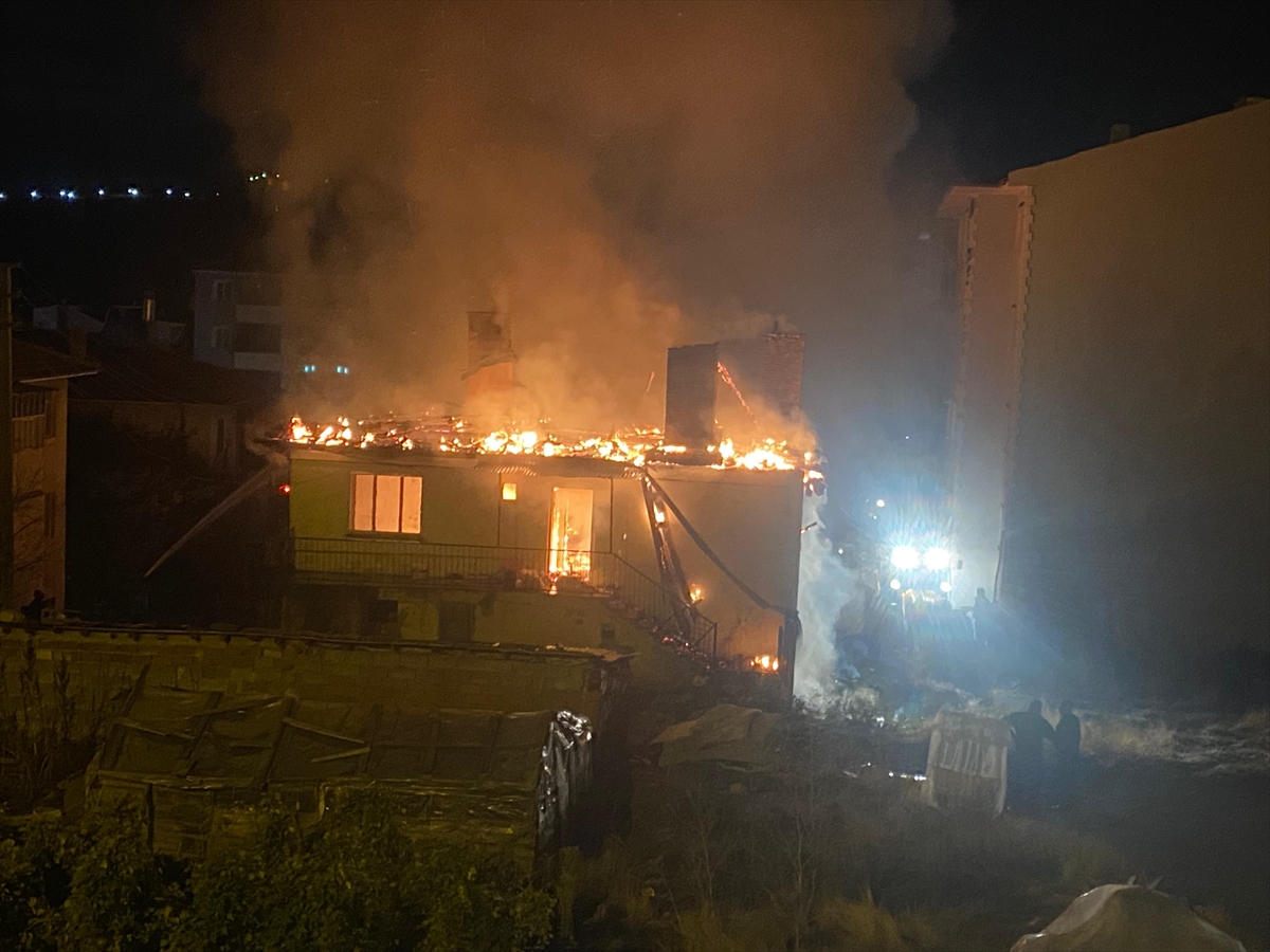 Çankırı'da çıkan yangında 2 ev, 2 kömürlük ve hafif ticari araç zarar gördü
