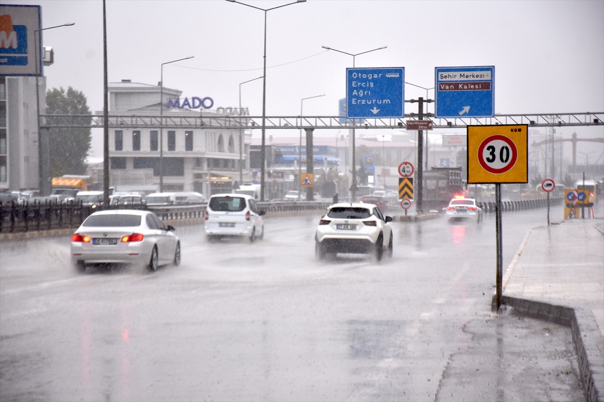 Van'da sağanak etkili oldu