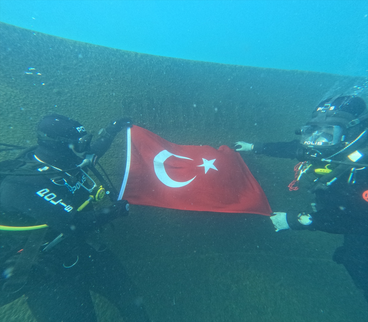 Bitlis'te görevli "kurbağa adamlar" ve deniz polisleri dalış ve tatbikatlarla göreve hazırlanıyor