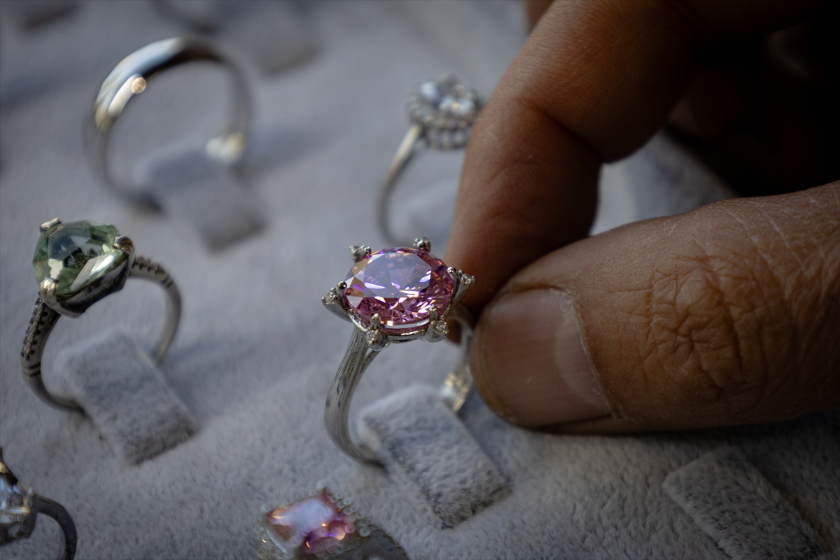 Yüzüğünü tamir ederken keşfettiği yeteneğiyle doğal taşlara "değer" katıyor