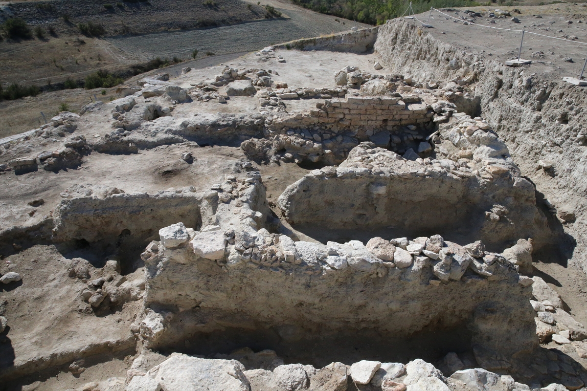 Denizli'deki arkeolojik kazılarda 4500 yıllık yanmış ev kalıntısı bulundu