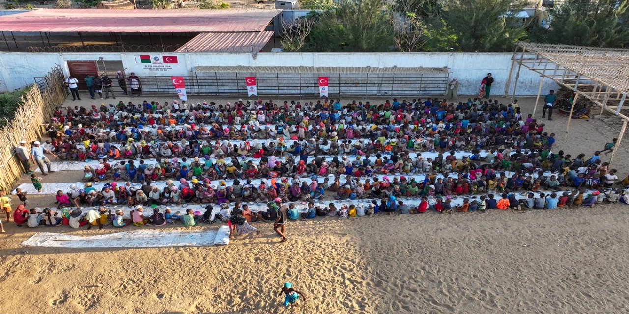 Adana merkezli dernek, Madagaskar’da her gün 20 bin kişiye sıcak yemek ikram ediyor