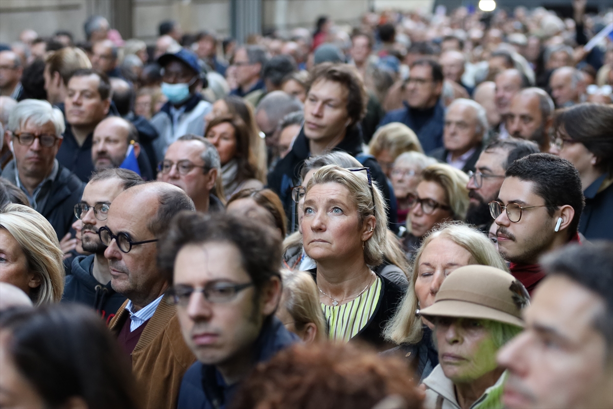 Fransa'da hapse girecek olan eski Cumhurbaşkanı Sarkozy'ye destek gösterisi