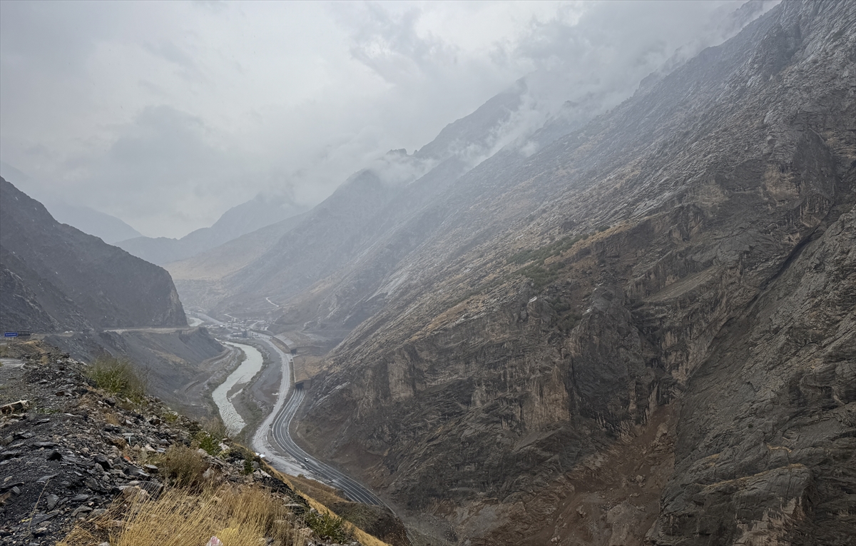 Hakkari'de sağanak etkili oldu