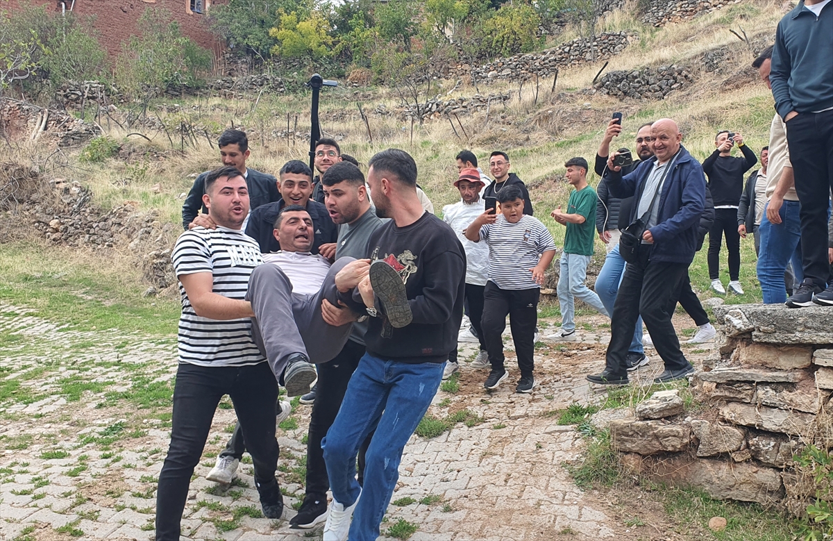 Manisa'daki mahallede düğünlerde "ilgisiz akraba"ya ıslatma cezası veriliyor