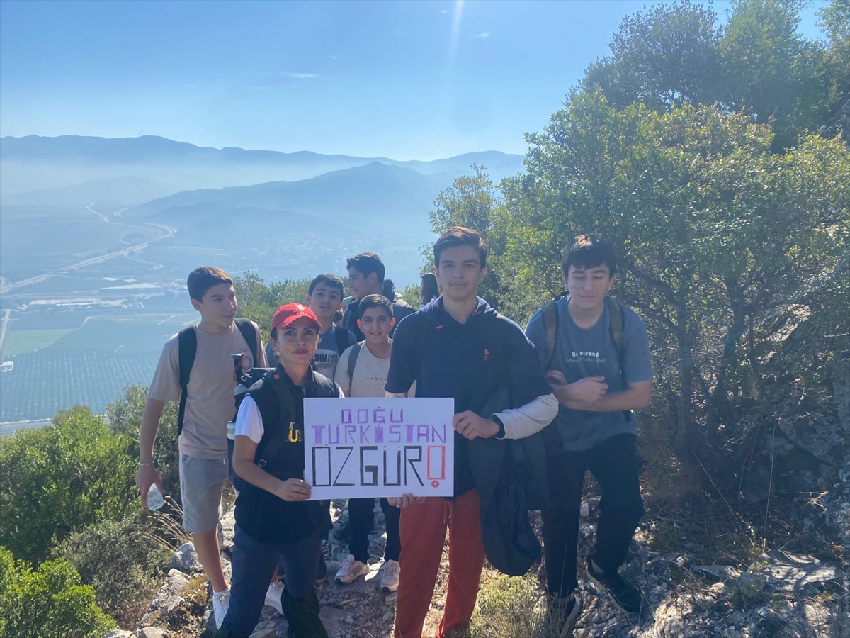 İzmir'de lise öğrencilerinden Gazze ve Doğu Türkistan için farkındalık yürüyüşü