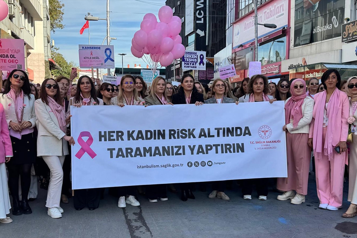 İstanbul'da "Meme Kanseri Farkındalık Ayı Yürüyüşü" düzenlendi