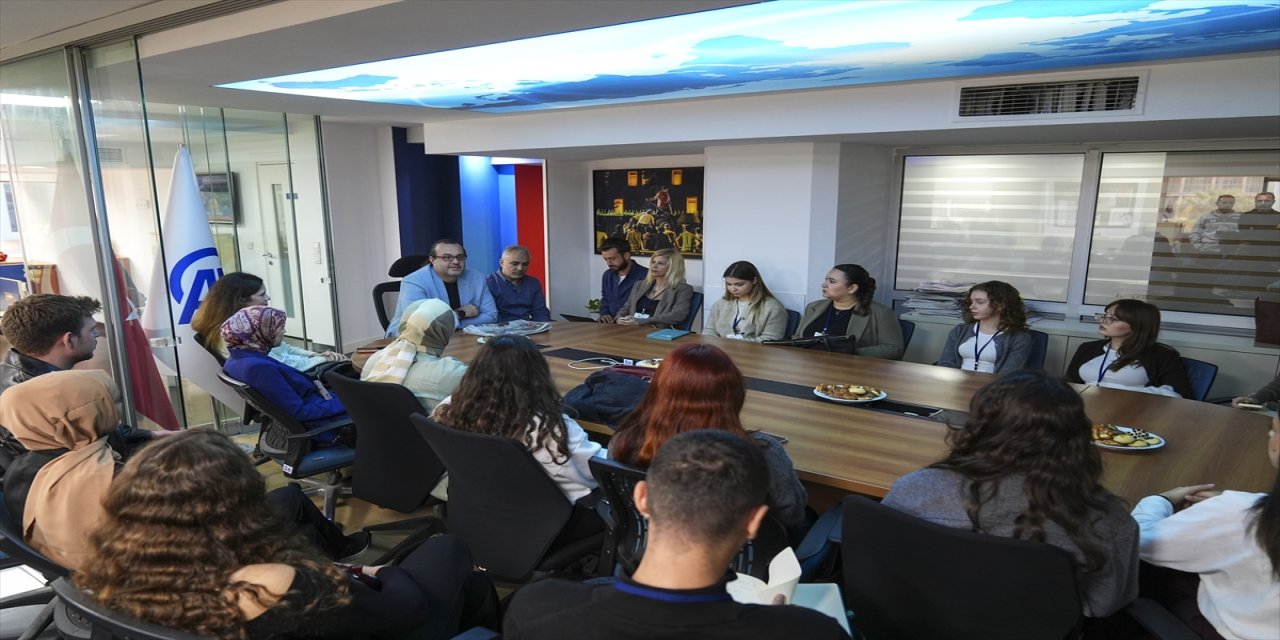 Erasmus+ projesi kapsamında genç iletişimciler AA İzmir’i gezdi, haber süreçlerini deneyimledi