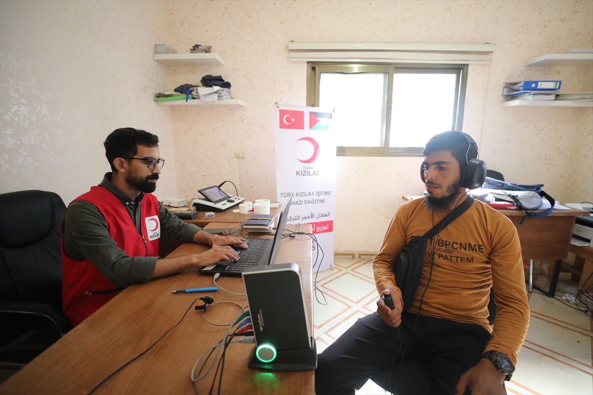 Türk Kızılay, Gazze'de İsrail saldırıları nedeniyle duyma kaybı yaşayan Filistinlilere işitme cihazı dağıttı