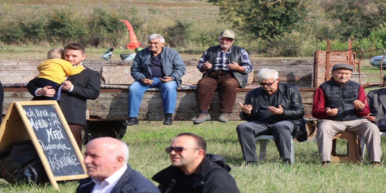 Pehlivanköy’de Kuştepe köyünde gerçekleştirilen programda Kur’an-ı Kerim tilaveti, kaside ve ilahilerle Hz. Muhammed anıldı