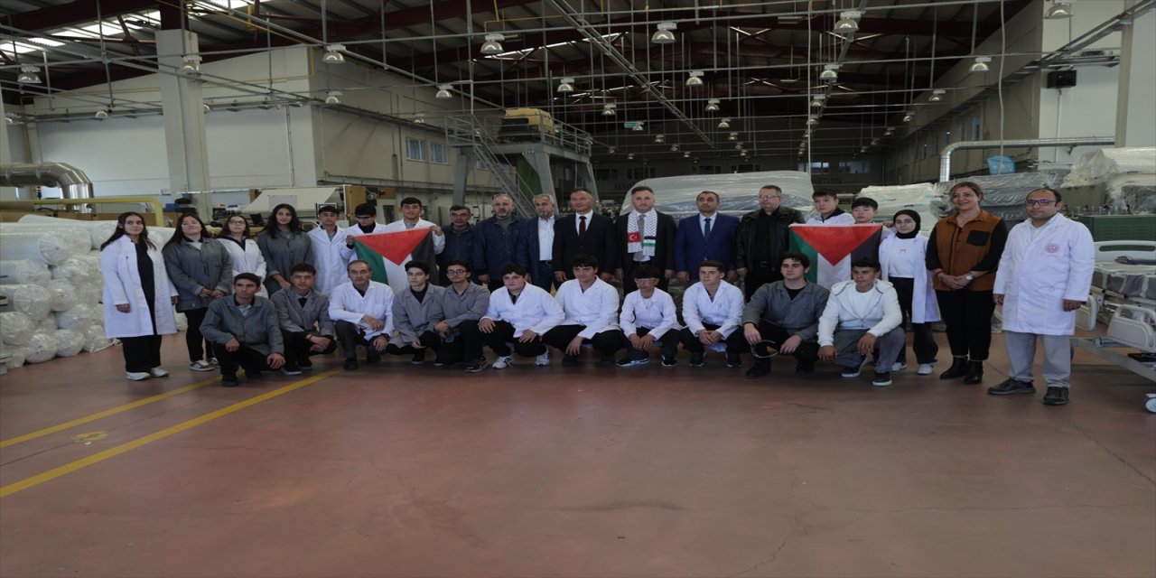 Kayseri’de meslek lisesi öğrencileri, Gazze için 60 yatak ve 60 uyku seti üreterek Türk Kızılay aracılığıyla gönderecek