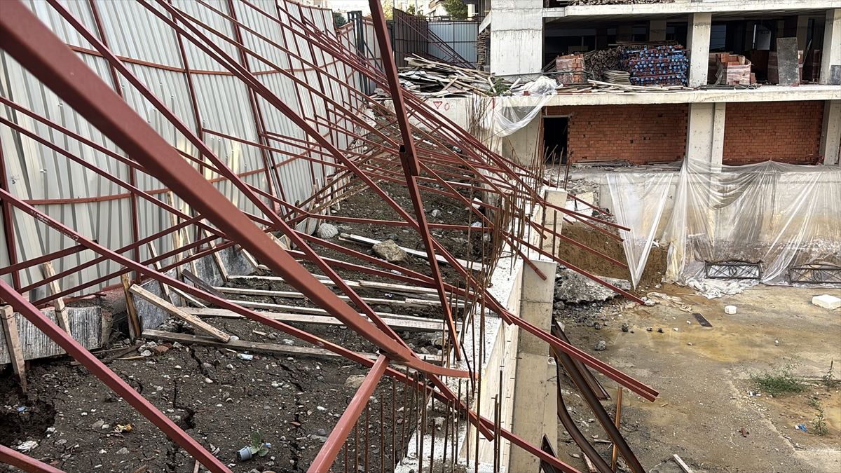 Samsun'da istinat duvarının çökme tehlikesi nedeniyle cadde trafiğe kapatıldı