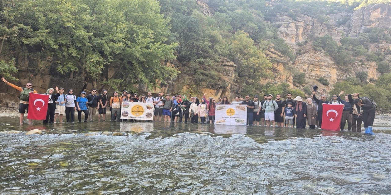 Şanlıurfalı doğaseverler, Batman ve Diyarbakır arasındaki Zore Kanyonu’nda 12 kilometrelik yürüyüş yaptı