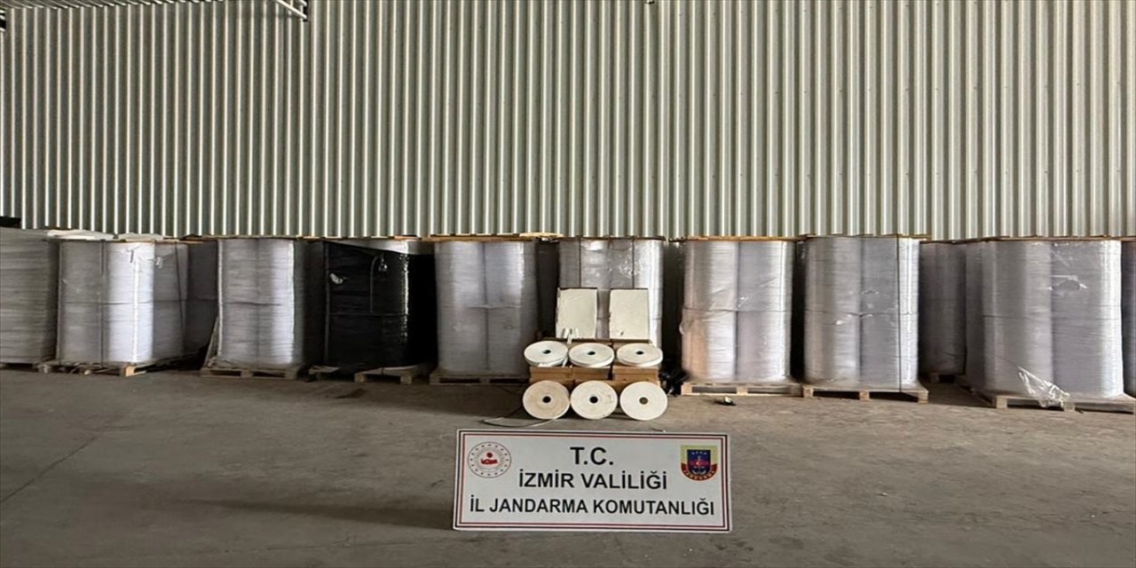 İzmir Menderes’te jandarma operasyonunda 3,4 milyon sigara filtresi ve 5 bin 865 rulo üretim kağıdı ele geçirildi