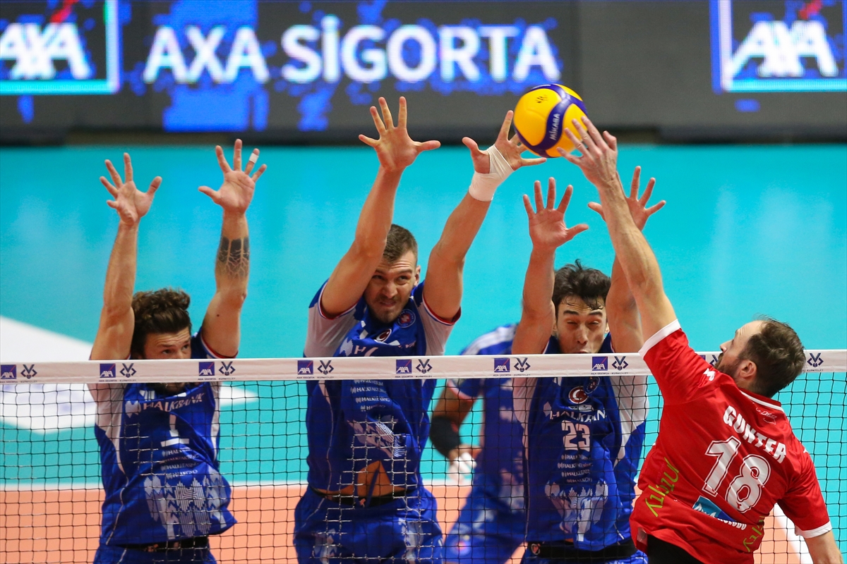 İstanbul Büyükşehir Belediyespor: 3 - Halkbank: 0- İstanbul temsilcisi, adını çeyrek finale yazdırdı