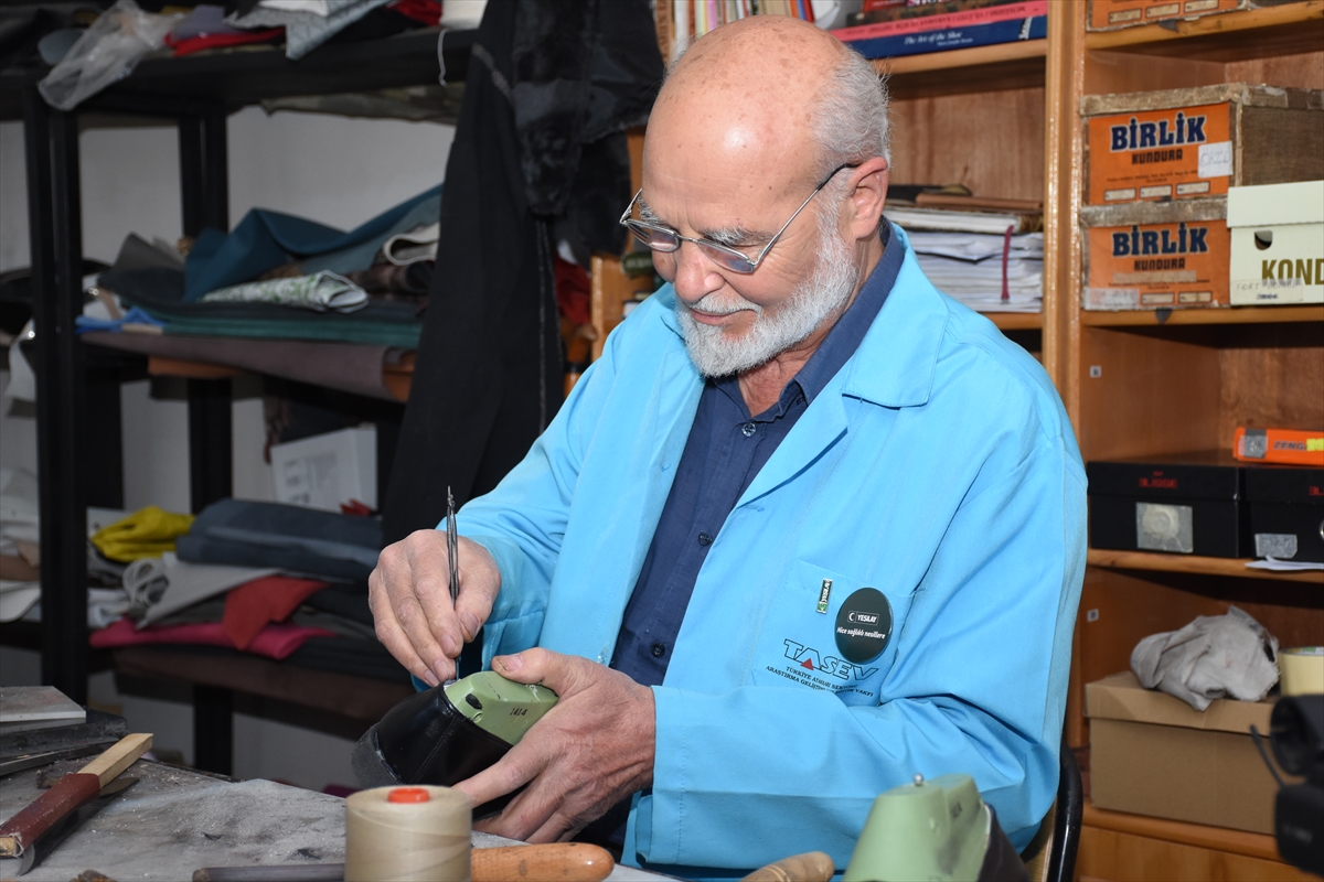 Ahmet usta, ömrünü adadığı ayakkabıcılık mesleğini yaşatmaya çalışıyor