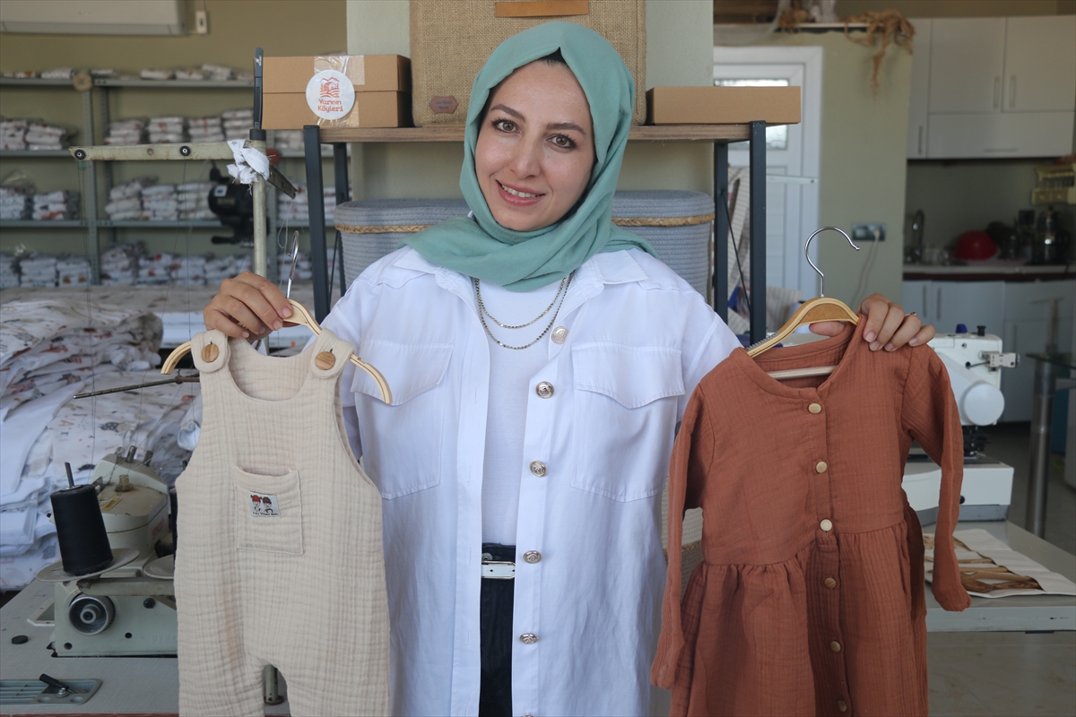 Akademisyenliği bırakan kadın girişimci hemcinsleriyle çocuk kıyafeti tasarlayıp dikiyor
