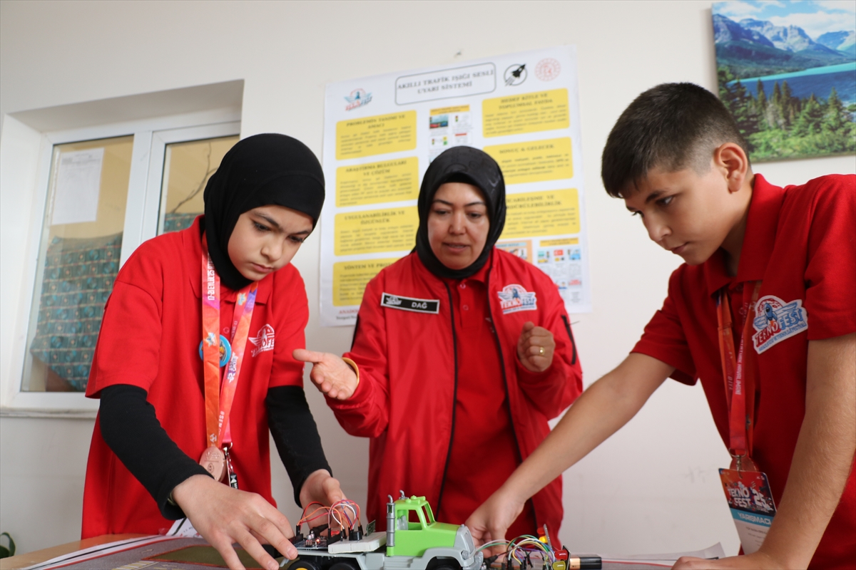 Kırmızı ışık ihlalini önlemek için geliştirilen "akıllı uyarı" sistemine TEKNOFEST'ten ödül