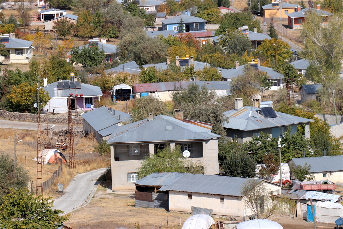 Depremin yıktığı mahallenin sakinleri şimdi yeni evlerinde güvenle oturuyor