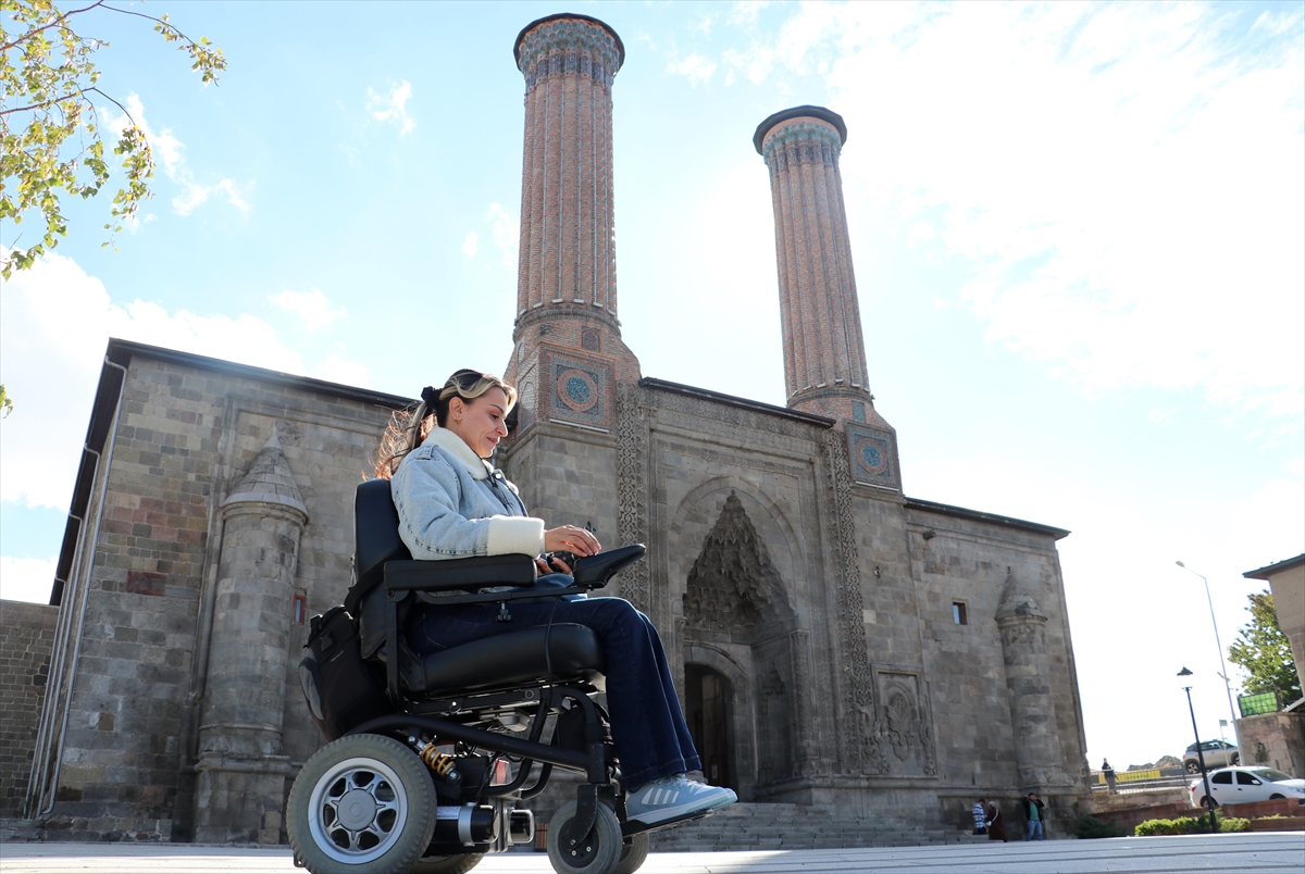Tekerlekli sandalyesiyle Erzurum'un soğuğunda hayatı fotoğraflıyor