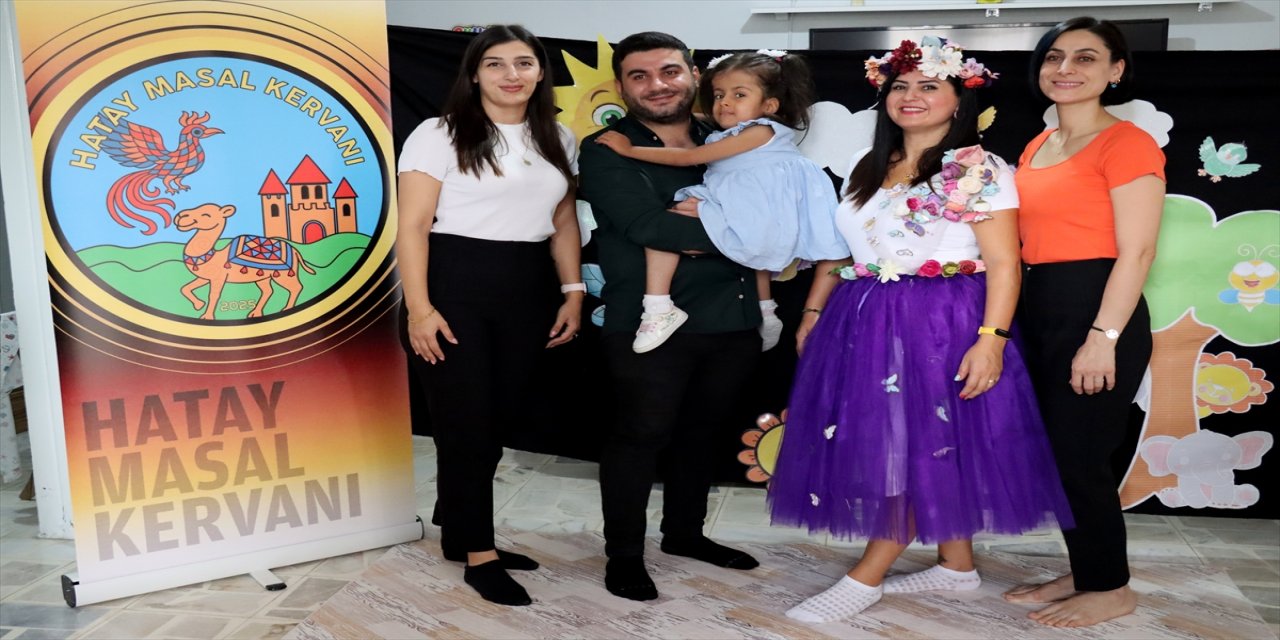 Hatay’da öğretmen Rezan Ezer ve ekibi, evde eğitim gören çocuklara Anadolu masallarını tiyatroyla anlatıyor