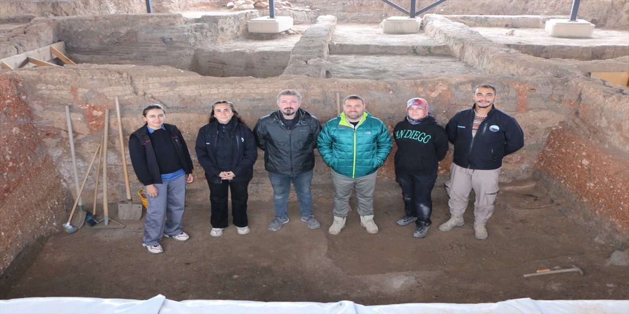 Eskişehir Küllüoba Höyüğü’nde mezarlara tahıl ve baklagil serpildiği tespit edildi