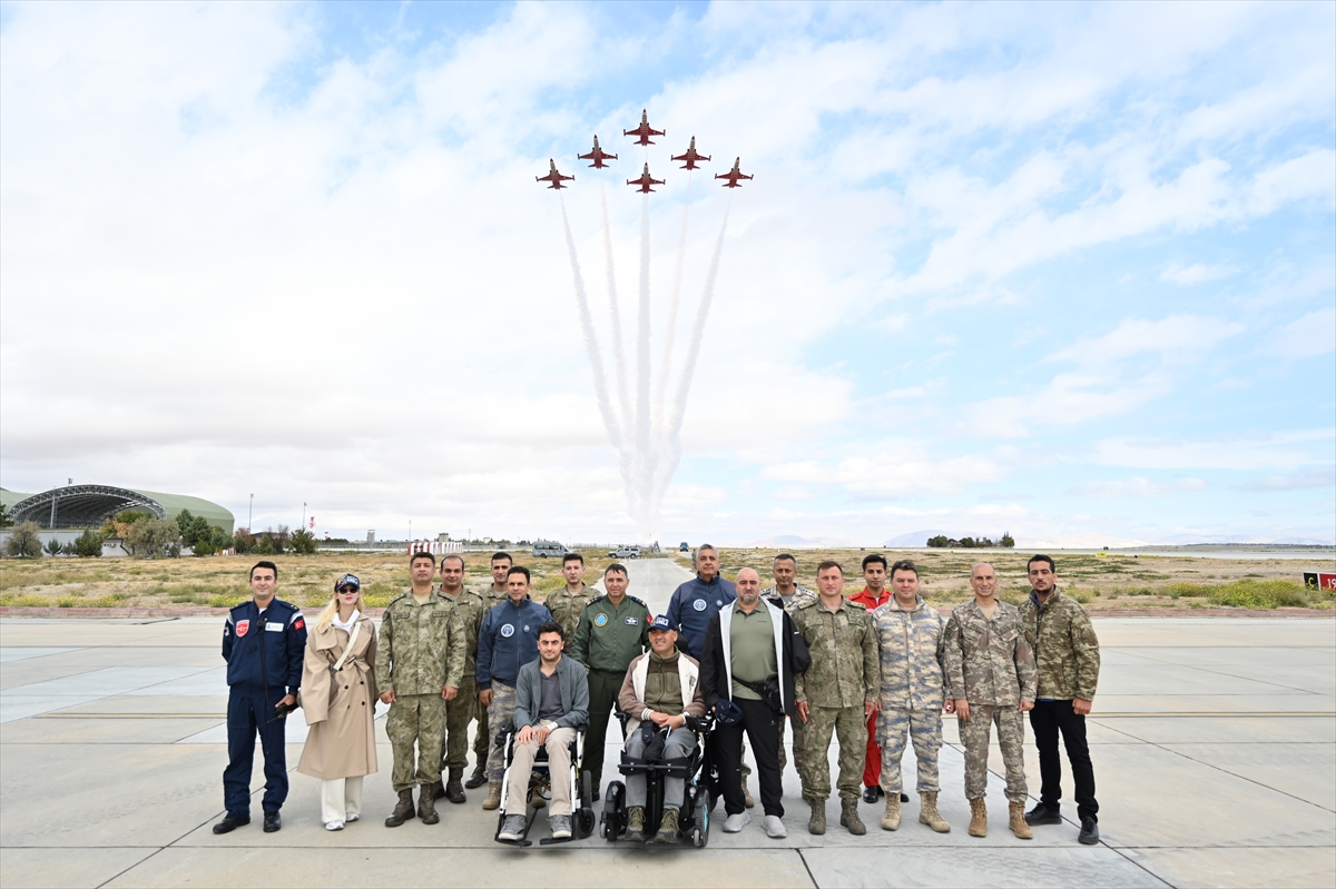 Gaziler 3. Ana Jet Üssü'nde Türk Yıldızları ve SOLOTÜRK özel gösterileriyle ağırlandı