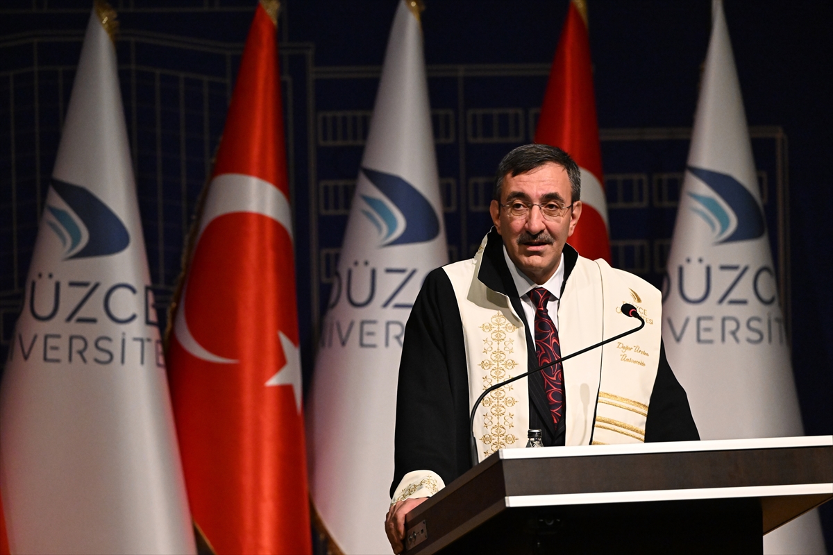 Cumhurbaşkanı Yardımcısı Yılmaz'a Düzce Üniversitesinde "fahri profesörlük" ünvanı verildi