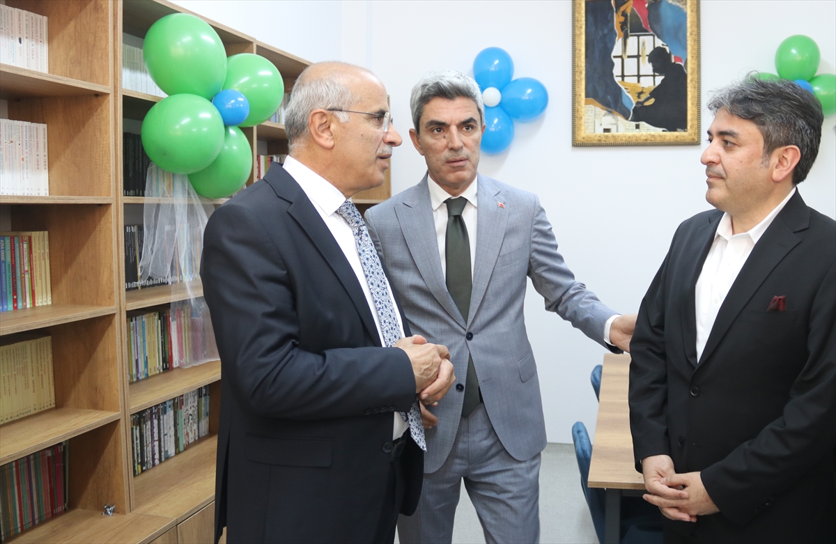 Malatya'da depremzede öğrenciler için oluşturulan kütüphane açıldı