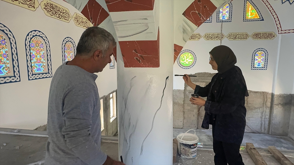 Baba ile kızı camilerin duvarlarını el emeği işlemelerle süslüyor