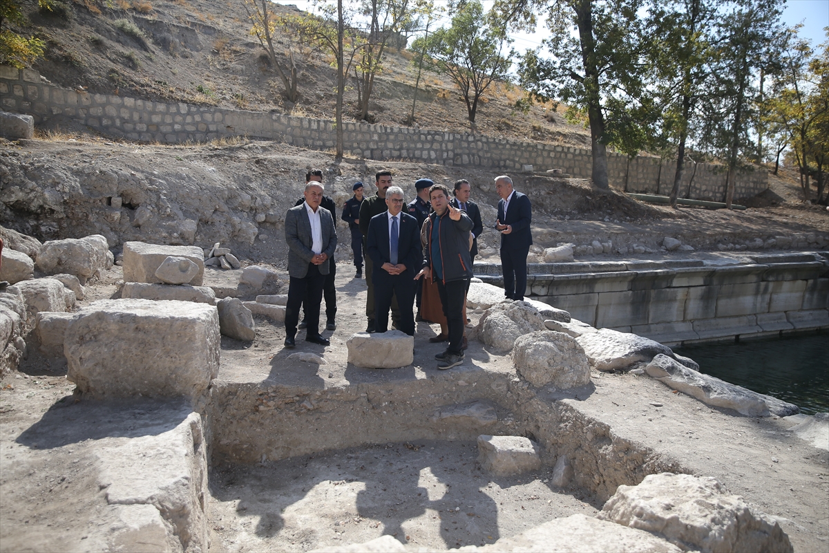 Niğde Valisi Çelik tarihi Roma Havuzu'ndaki kazı çalışmalarını inceledi