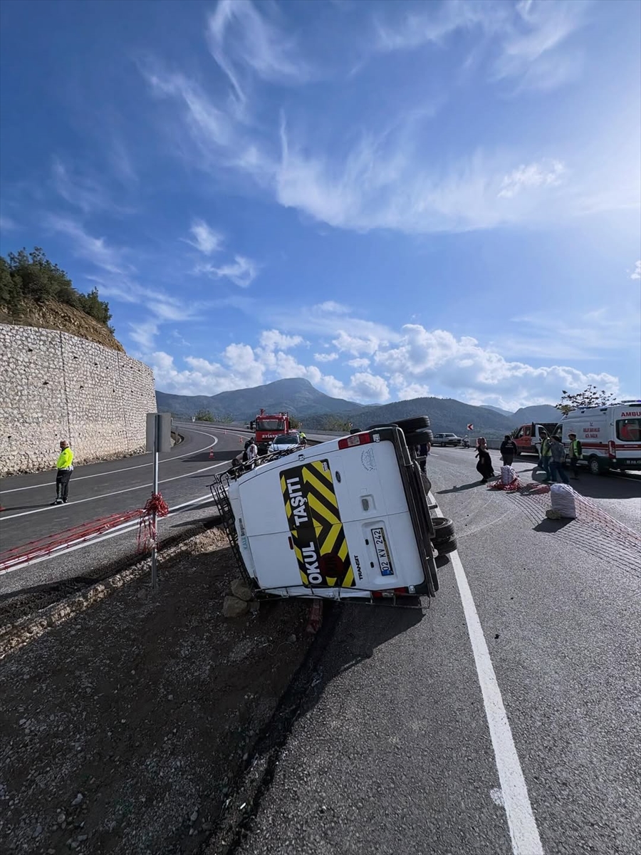Osmaniye'de devrilen minibüsteki 13 kişi yaralandı