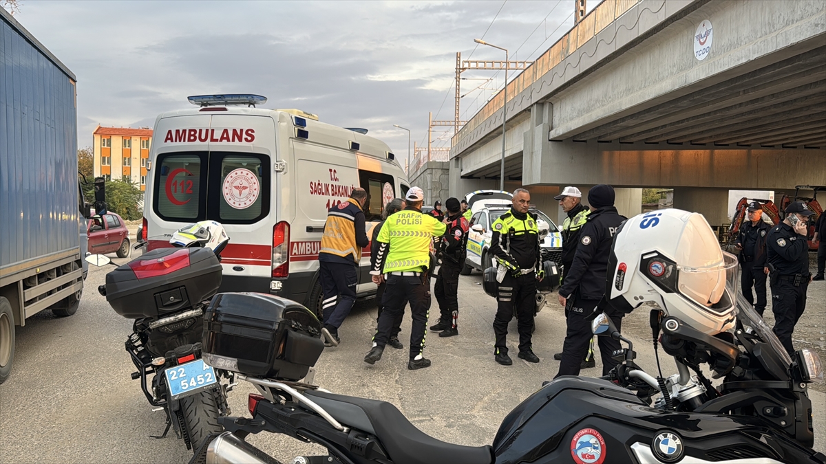 Edirne'de otomobille çarpışan elektrikli bisikletin sürücüsü hayatını kaybetti