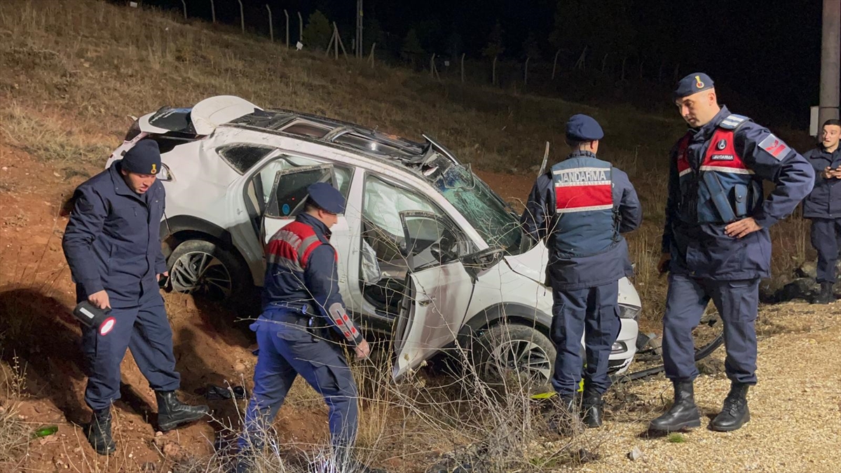 Eskişehir'de şarampole devrilen araçtaki 1 kişi öldü, 4 kişi yaralandı