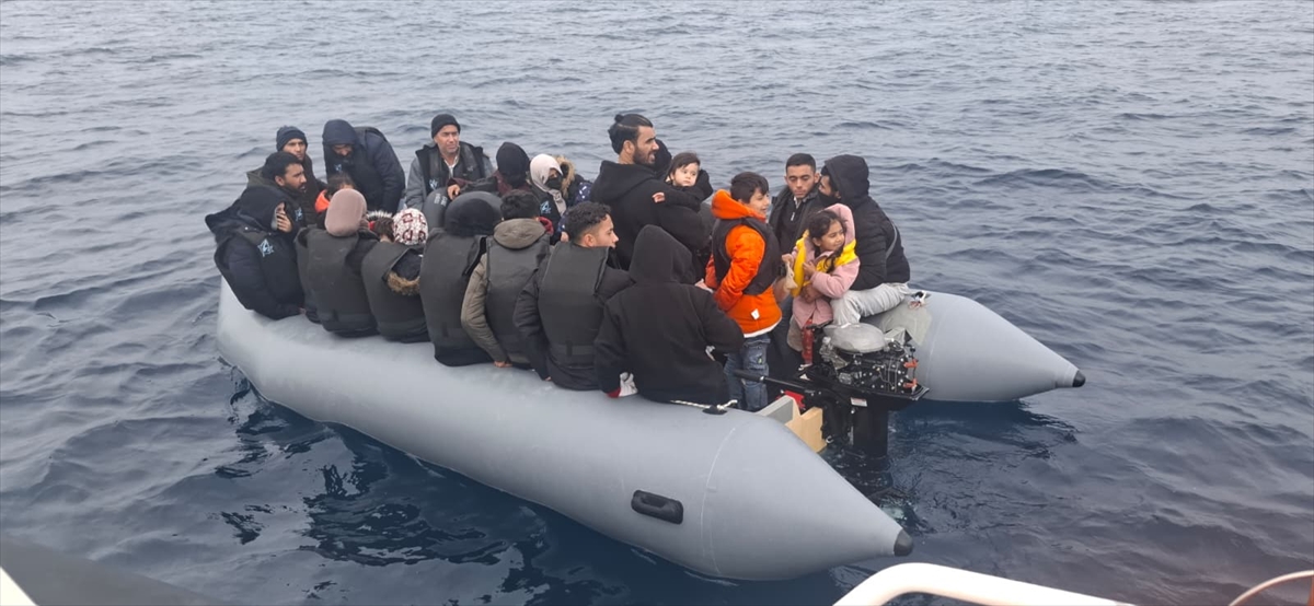 İzmir'de 128 düzensiz göçmen yakalandı