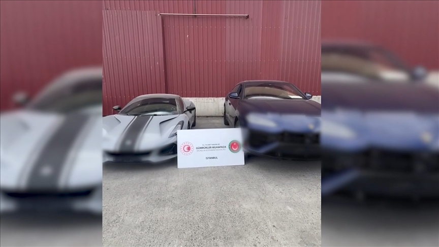 İstanbul Gümrük Muhafaza ekipleri sahte faturalarla değeri düşük gösterilen 10 lüks araca el koydu