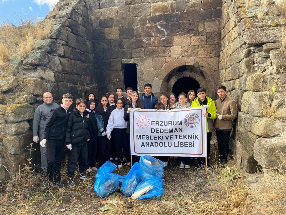 Erzurum'da gençler tarihi tabyayı korumak için temizlik yaptı