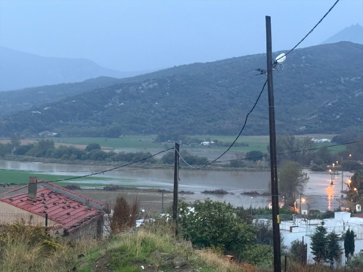 Gökçeada'da kuvvetli sağanak hayatı olumsuz etkiledi