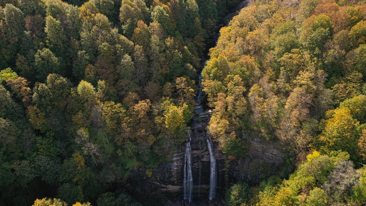Fay kırığıyla oluşan Suuçtu Şelalesi sonbahar renkleriyle ziyaretçilerini karşılıyor