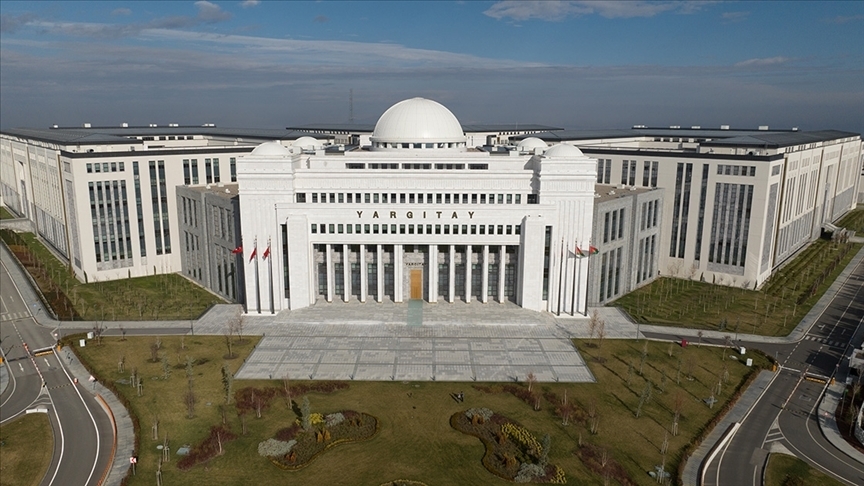 Yargıtay, iş arkadaşının gizlice fotoğrafını çekmeyi "özel hayatın gizliliğini ihlal" suçu saydı