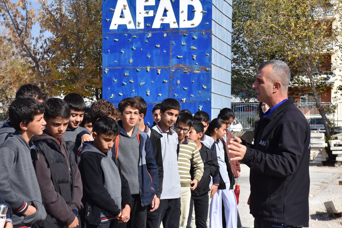 AFAD ekipleri eğitimlerle öğrencilere afet bilinci aşılıyor
