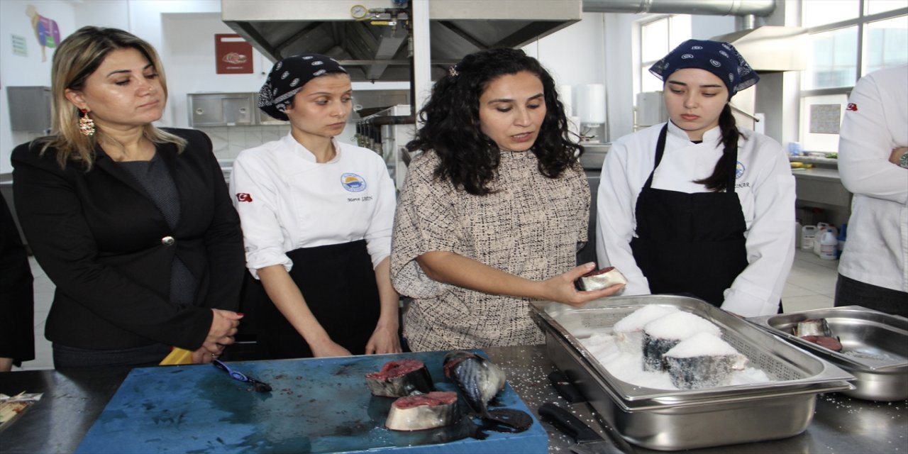 Sinop Üniversitesi öğrencileri, kente özgü tescilli lakerda yapımını uygulamalı olarak öğreniyor
