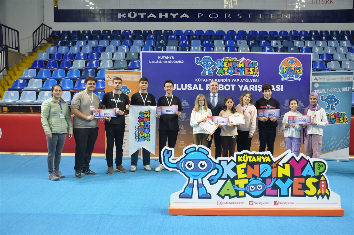 Kütahya'da Ulusal Robot Yarışması'nda dereceye girenlere ödülleri verildi
