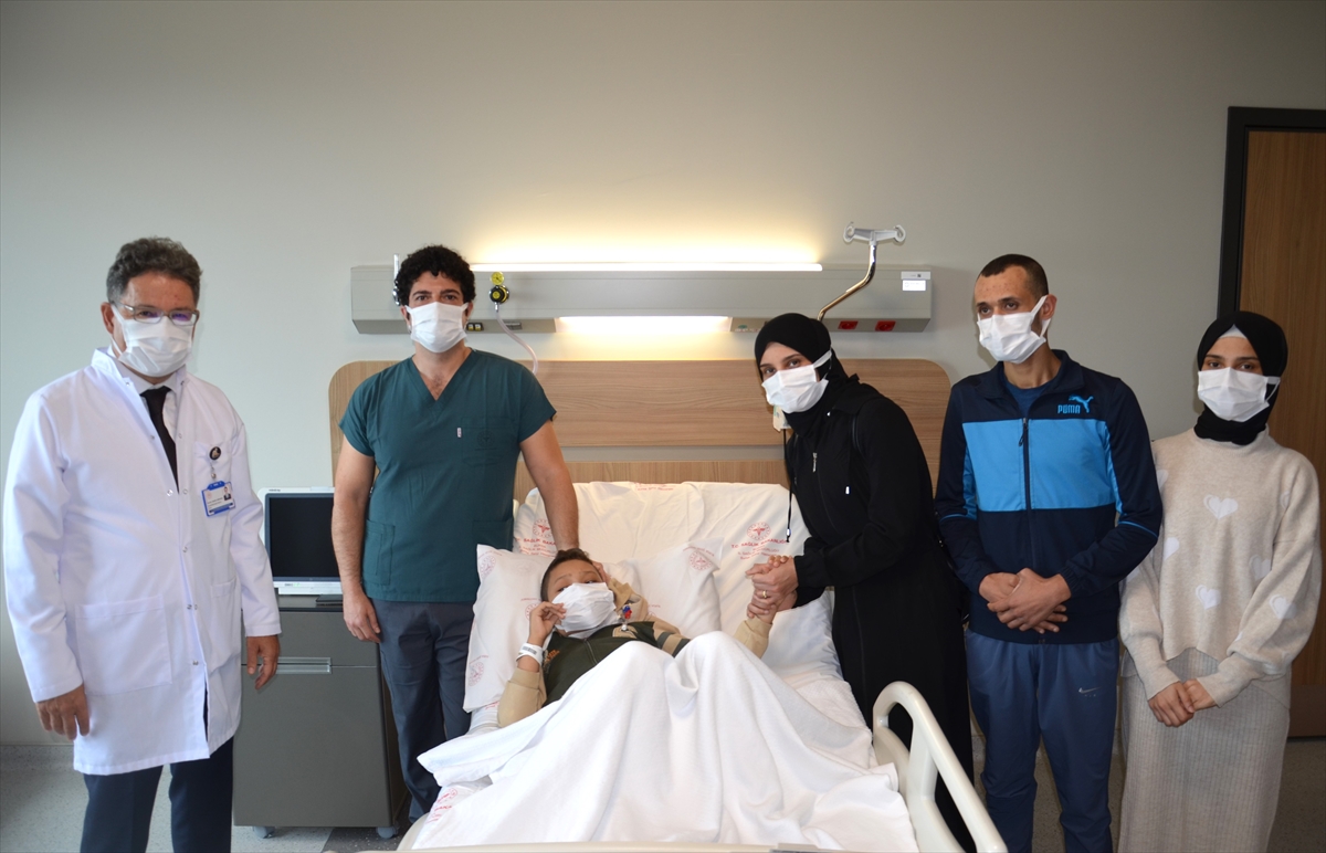 Bursa'da 9 yaşındaki çocuk babasından yapılan böbrek nakliyle yaşama tutundu