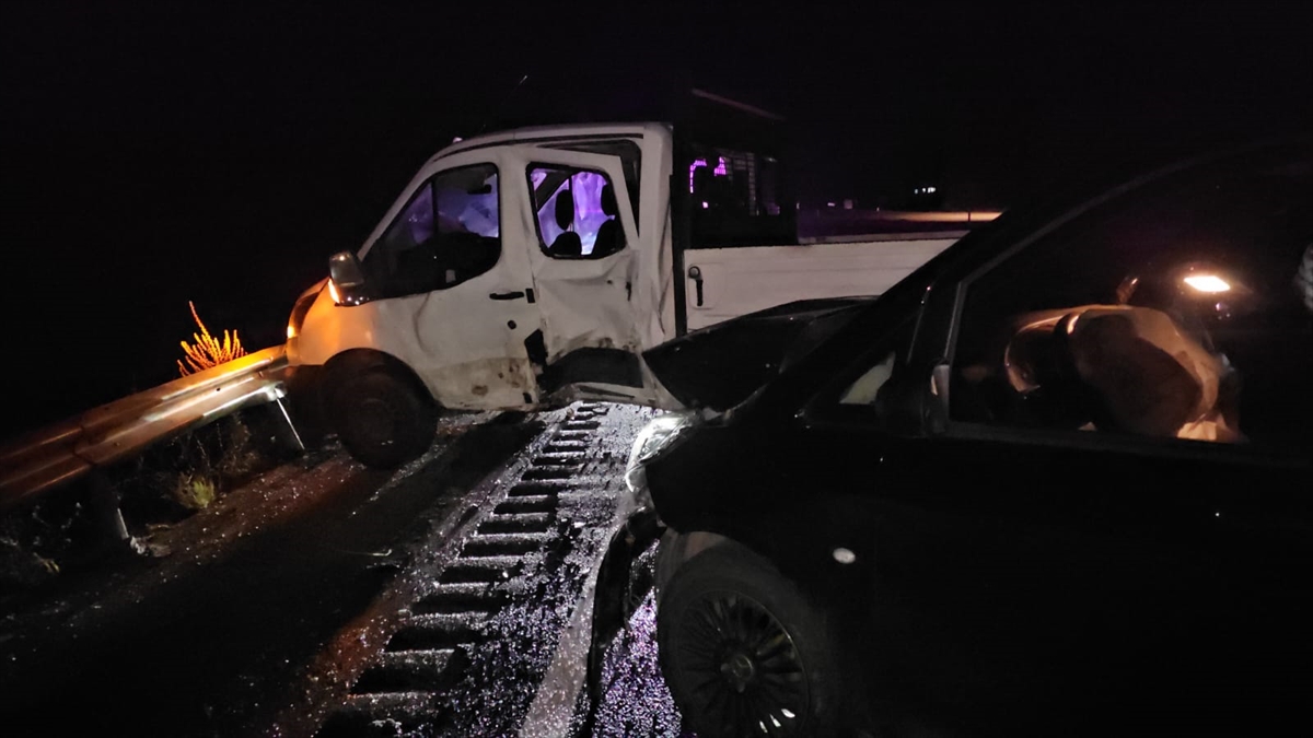 Çorum'da kamyonet ile minibüsün çarpıştığı kazada 7 kişi yaralandı